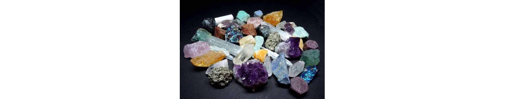 Įvairūs natūralūs akmenys, mineralai, kristalai.